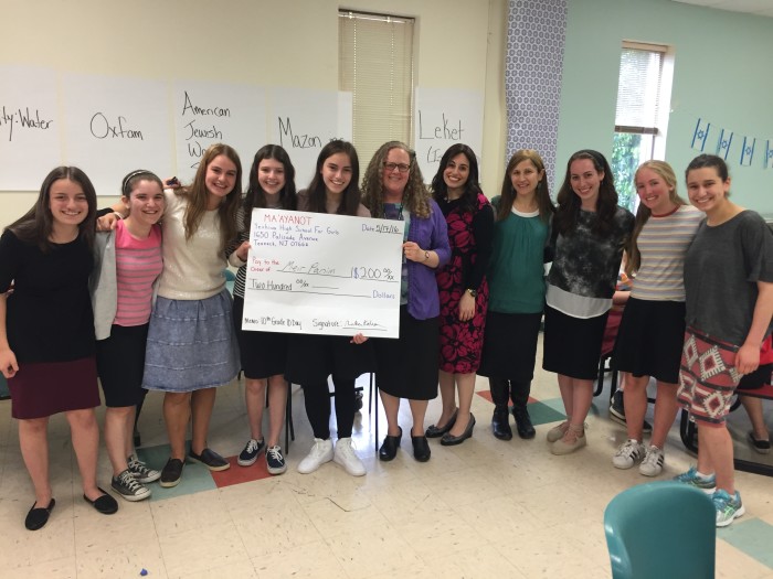 10th graders join Ma’ayanot Assistant Principal Tamar Appel, JCF’s Tamar Snyder, and Interdisciplinary Day Co-Chairs Chani Rotenberg and Shalvi Isseroff in presenting a check for Meir Panim.